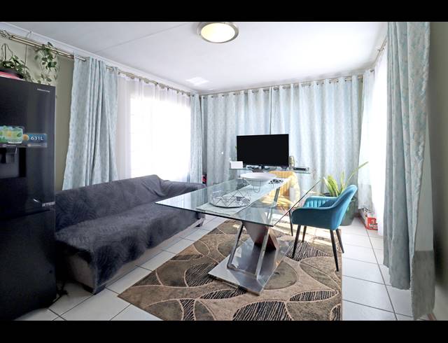 4 BEDROOM HOUSE FOR SALE IN COSMO CITY